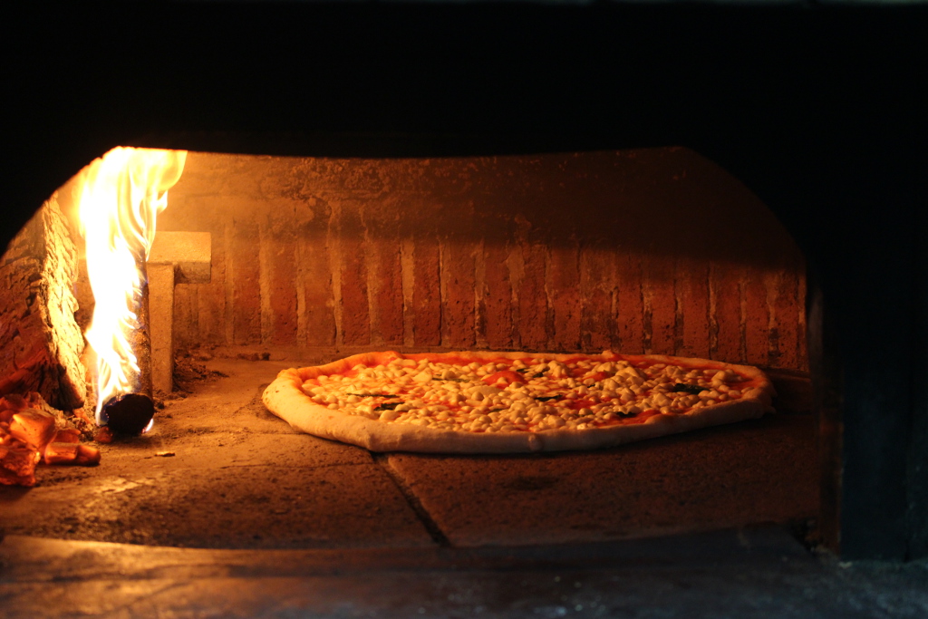 pizza famiglia forno legna benevento domicilio pizza infornata