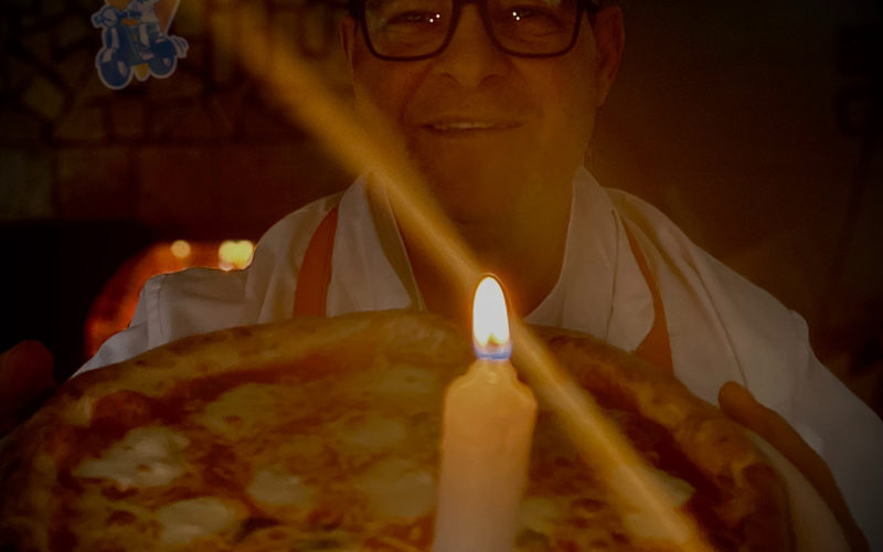 Una pizza a lume di candela